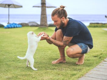 Un homme retrouve son chien après avoir été sans domicile fixe