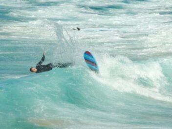 Il perd sa jambe dans une attaque de requin mais réussit l&rsquo;impossible pour survivre : son histoire va vous glacer le sang