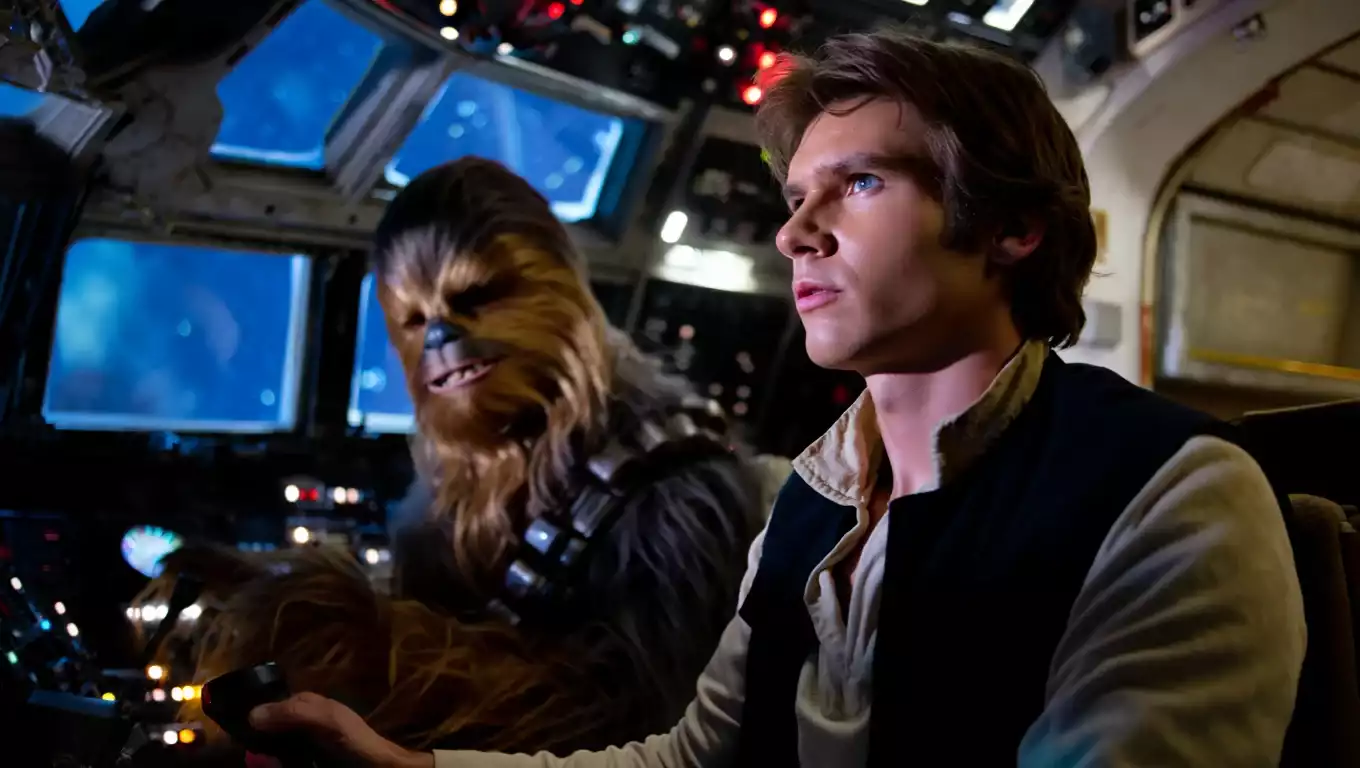 Chewbacca copilote du Faucon Millenium aux côtés de Han Solo en pleine mission.