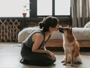 Vous embrassez votre chien ? Découvrez ce que les vétérinaires cachent sur les risques !